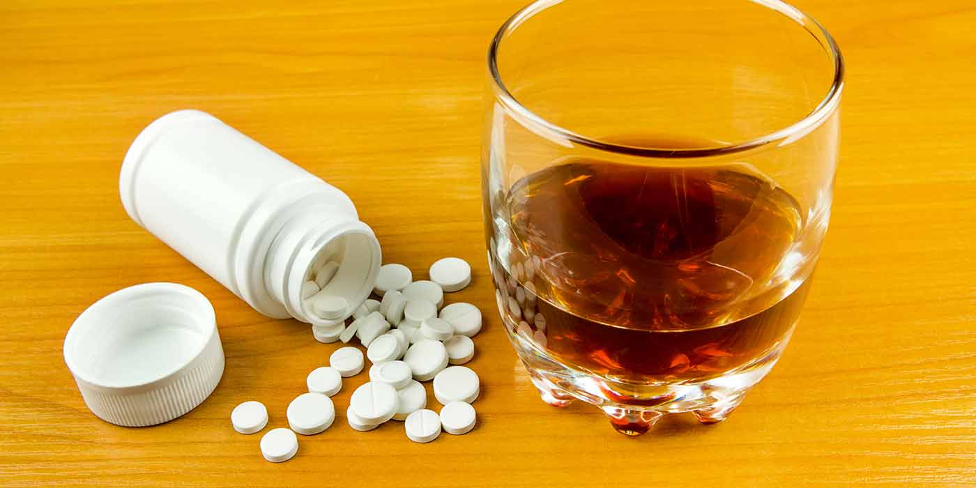 Potential interactions or adverse reactions between meloxicam and alcohol